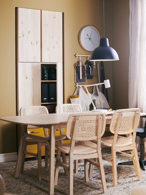 Natural materials are at the heart of this dining area, with IVAR cabinets in pine, and a VOXLÖV dining set in bamboo.