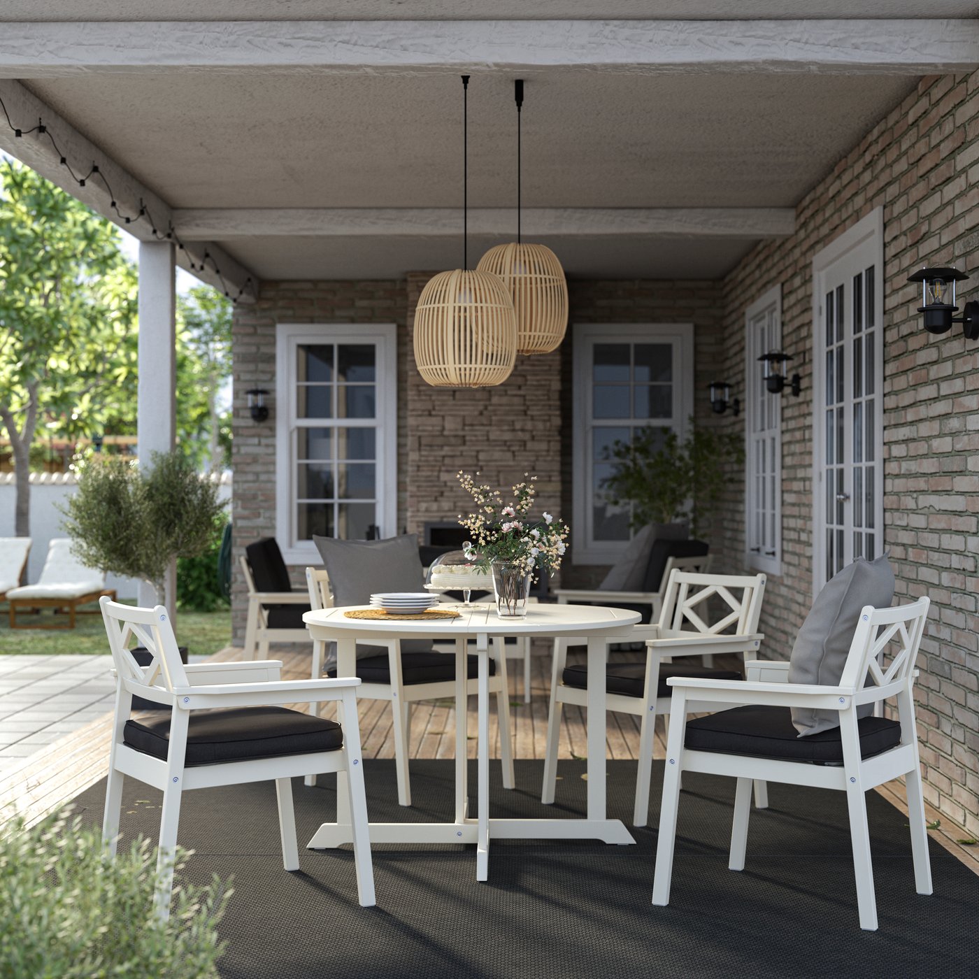 A white/beige/Järpön/Duvholmen anthracite BONDHOLMEN table+4 chairs w armrests, outdoor outside