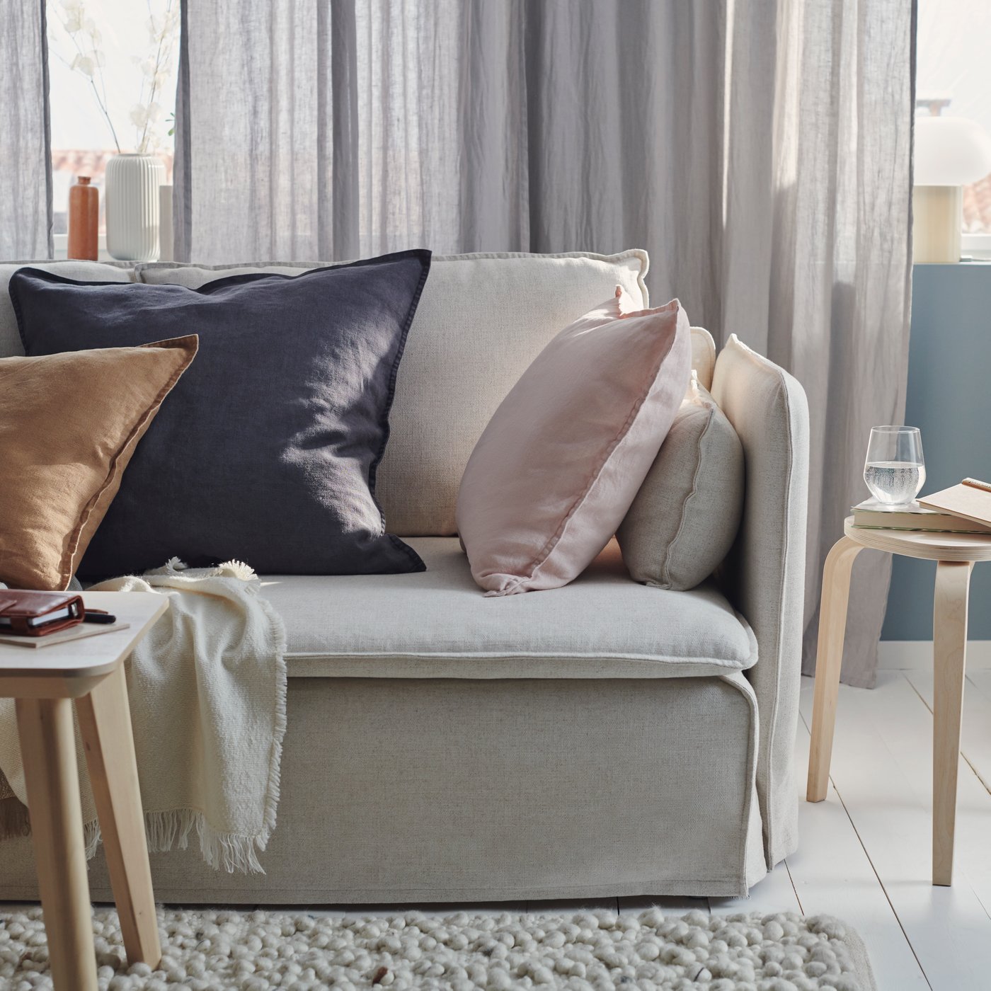 Une housse de coussin DYTÅG beige foncé