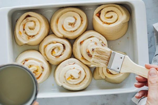 Die Hefeschnecken mit etwas Haferdrink bepinseln