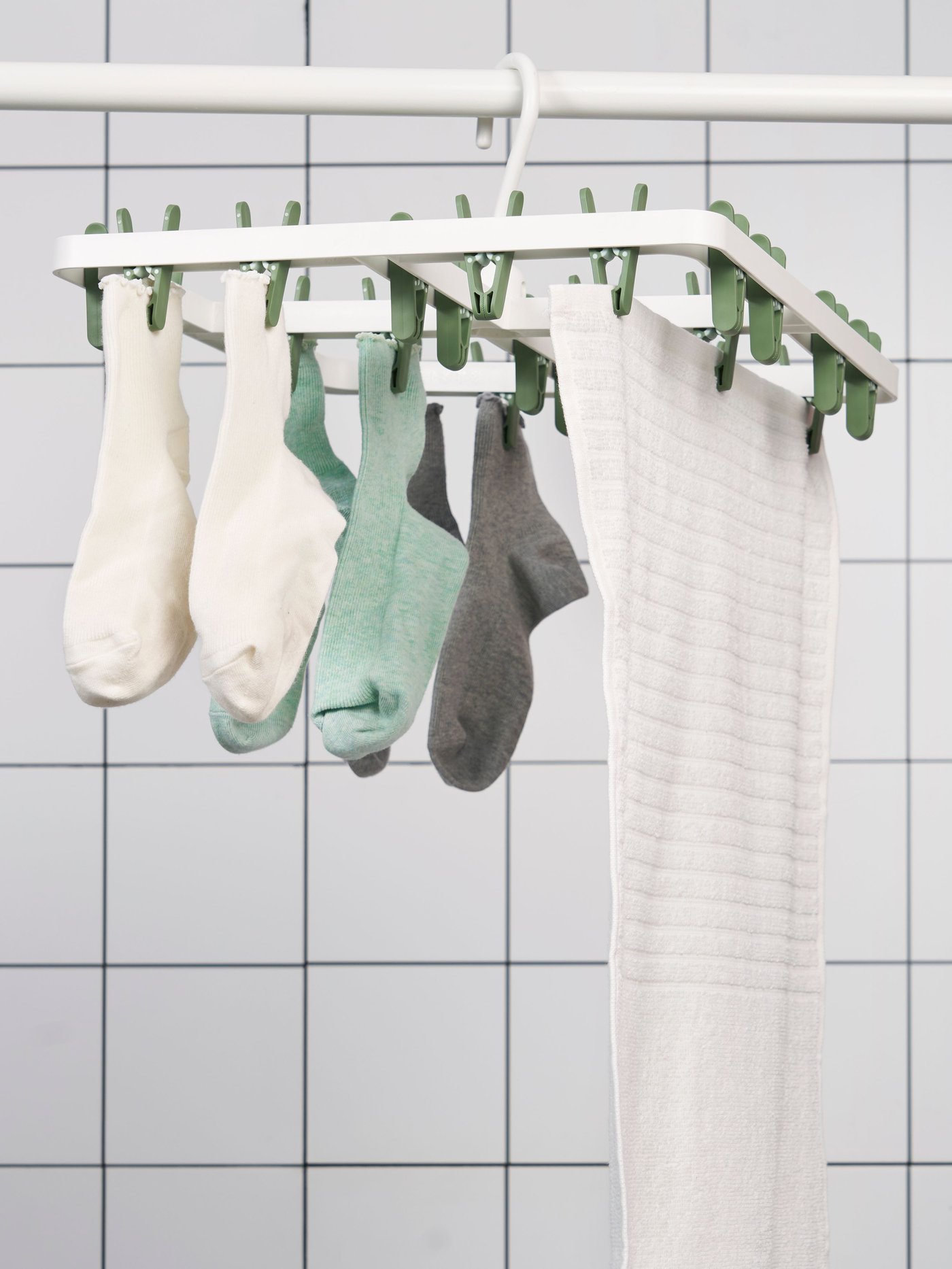 A green SLIBB hang dryer 24 clothes pegs