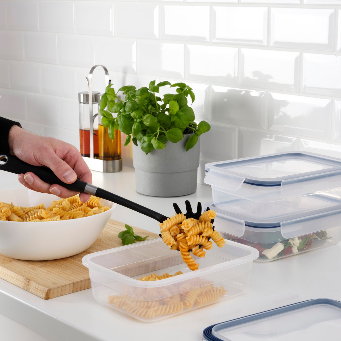 Un contenant alimentaire IKEA 365+ rectangulaire/plastique avec couvercle