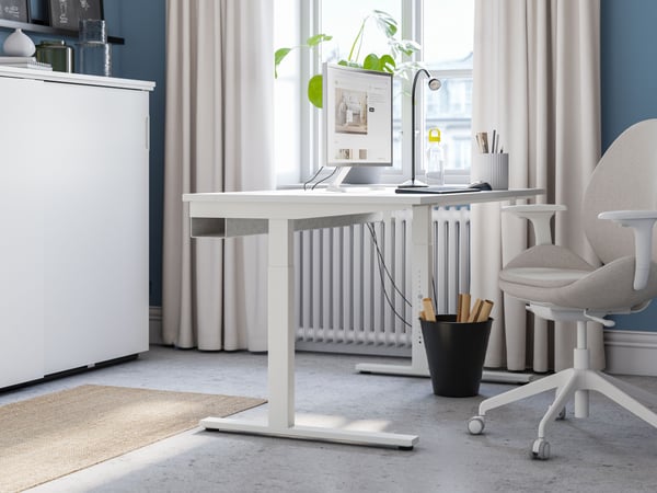 Et hvidt MITTZON skrivebord