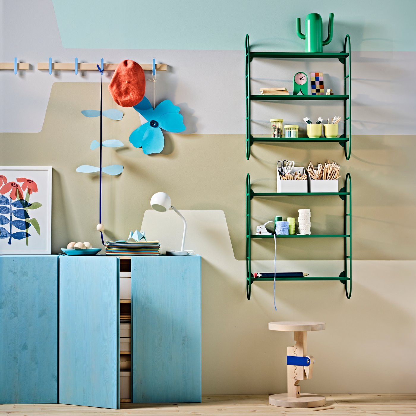 IVAR Schrank aus Kiefer mit Aufbewahrungsboxen, Körben und Wohnaccessoires an einer Wand.