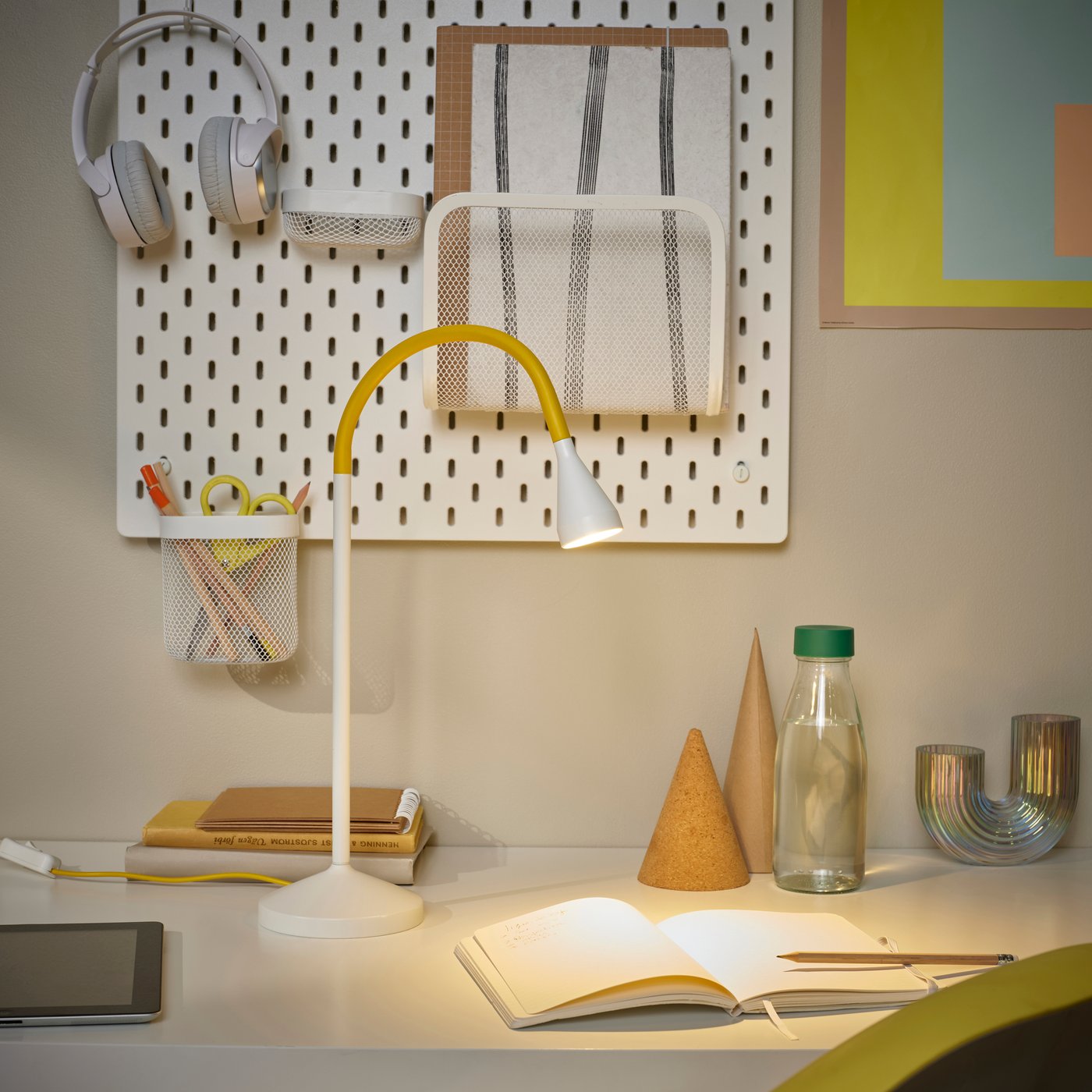Eine gelb-weiße NÄVLINGE LED-Schreibtischlampe im Homeoffice