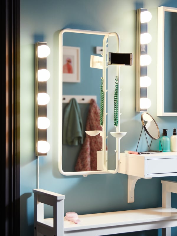A white MÖJLIGHET mirror in the hallway