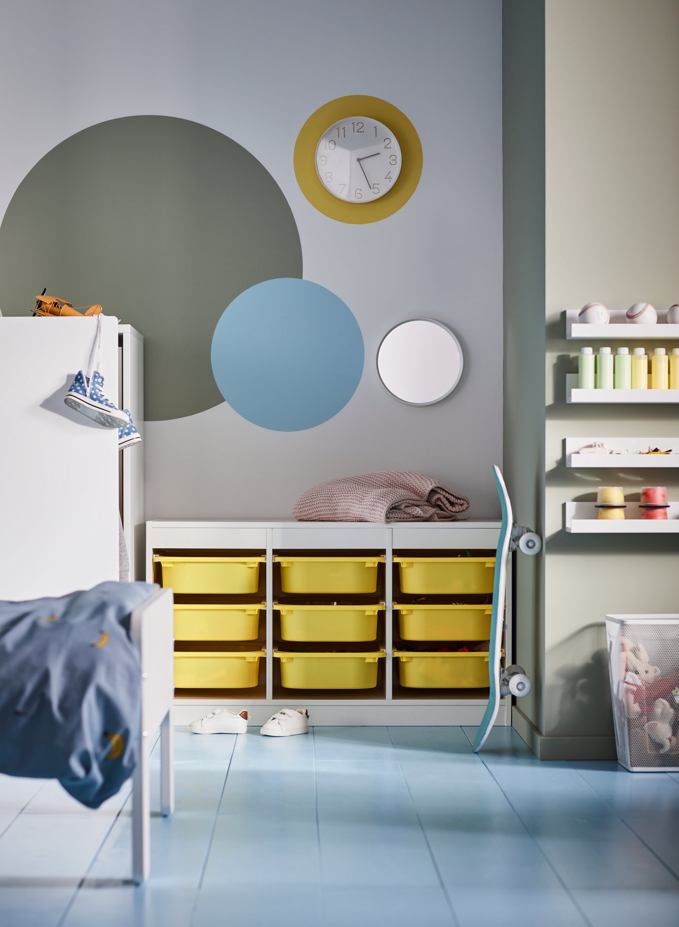 A pale pink INGABRITTA throw in the childrens room