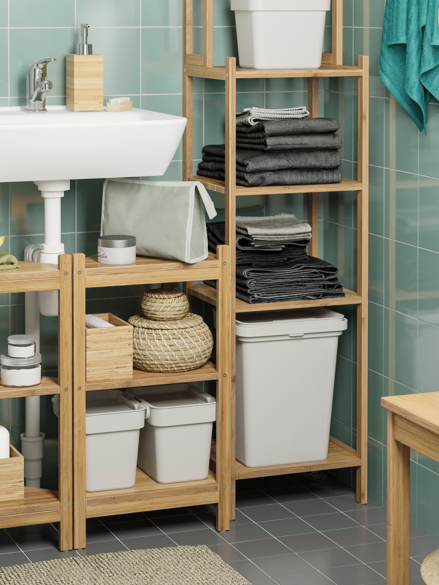Un baño donde se observan una serie de estantes de baño de madera, debajo y al costado del lavamanos.