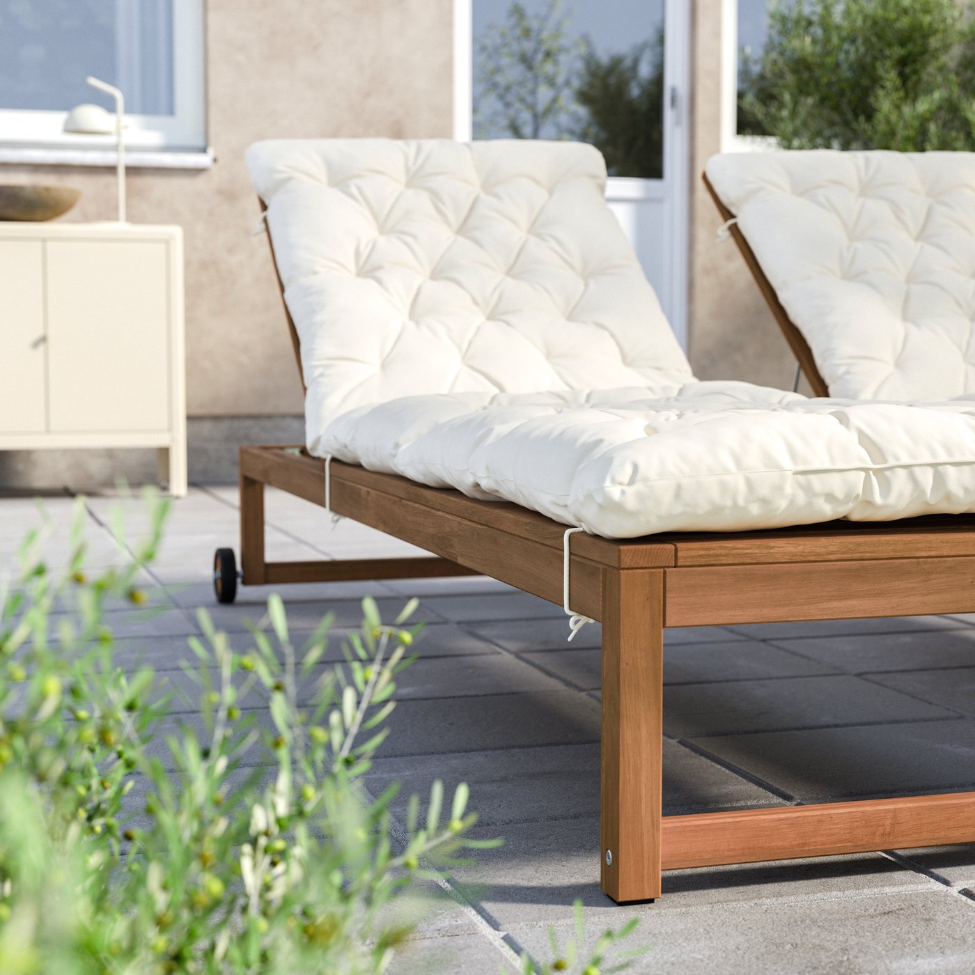 An outdoor light brown stained/Kuddarna beige NÄMMARÖ sun lounger outside