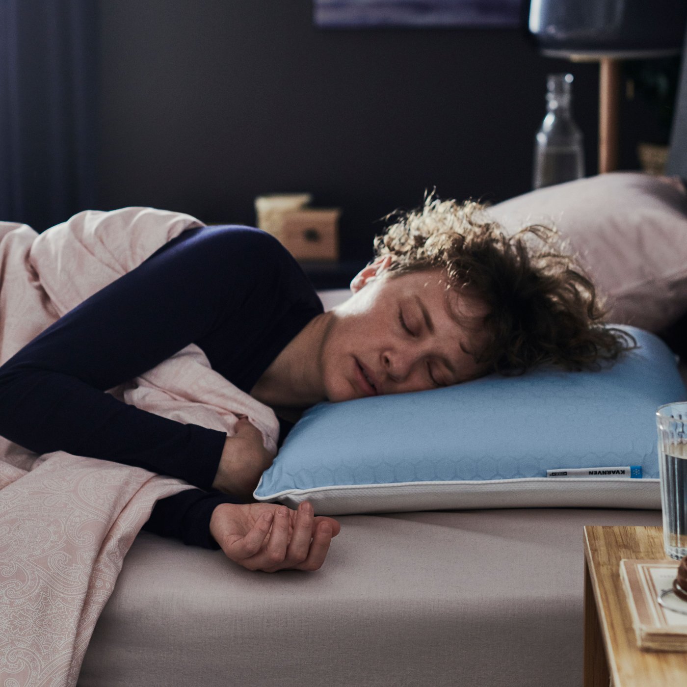 une personne dormant sur le côté