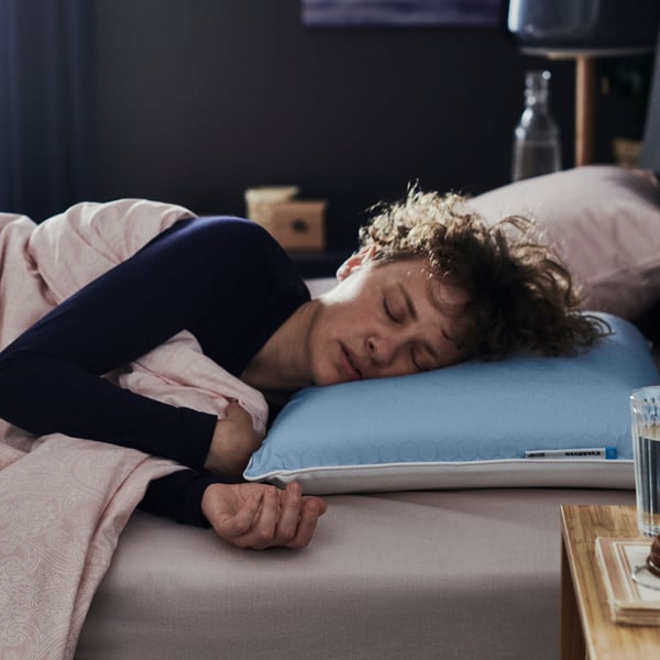 Ein ergonomisches Kissen von KVARNVEN für Seiten- und Rückenschläfer