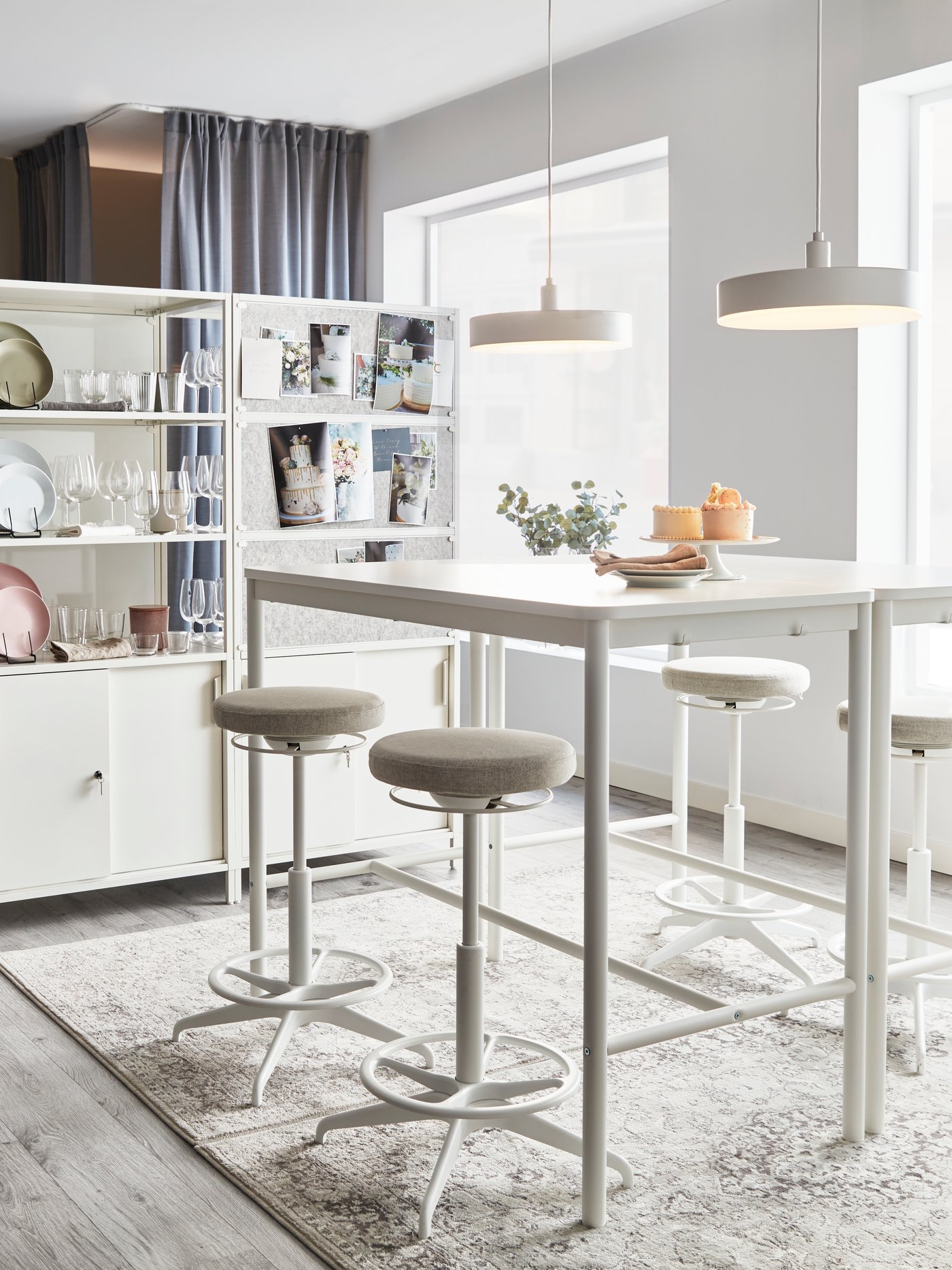 Bartisch mit Barhocker in einem hellen Esszimmer