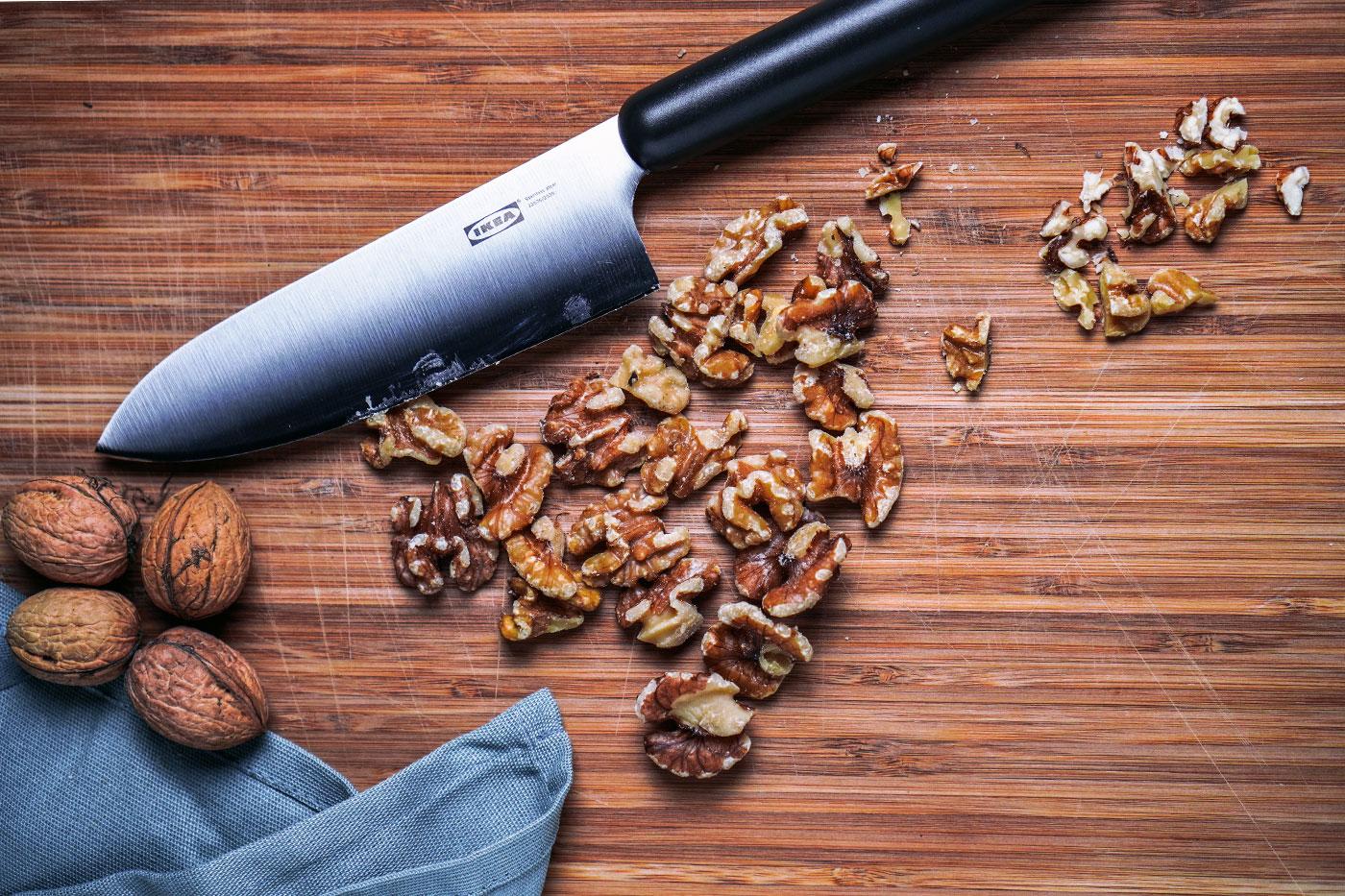 Zunächst die Walnüsse mit einem Messer grob hacken