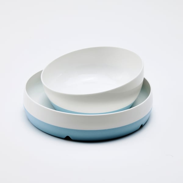 Plavo-beli BÖRJA tanjir i činija nalaze se na beloj površini u potpuno belom okruženju.