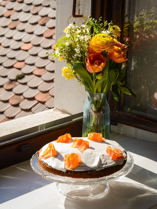 A clear glass ARV BRÖLLOP serving stand with lid in the NA