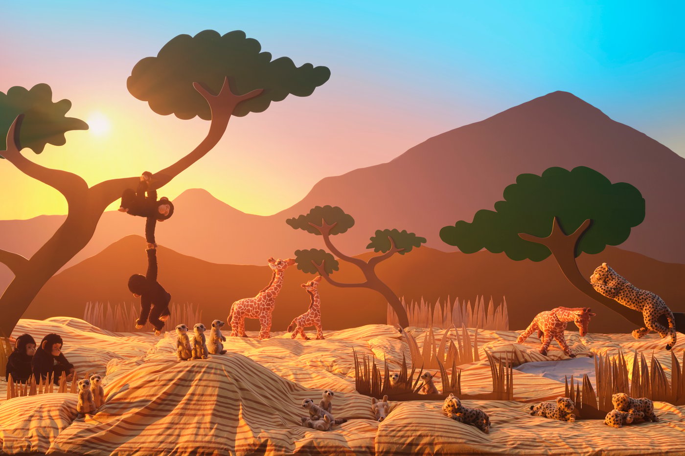 Een verzameling SANDLÖPARE knuffels in een savannelandschap.