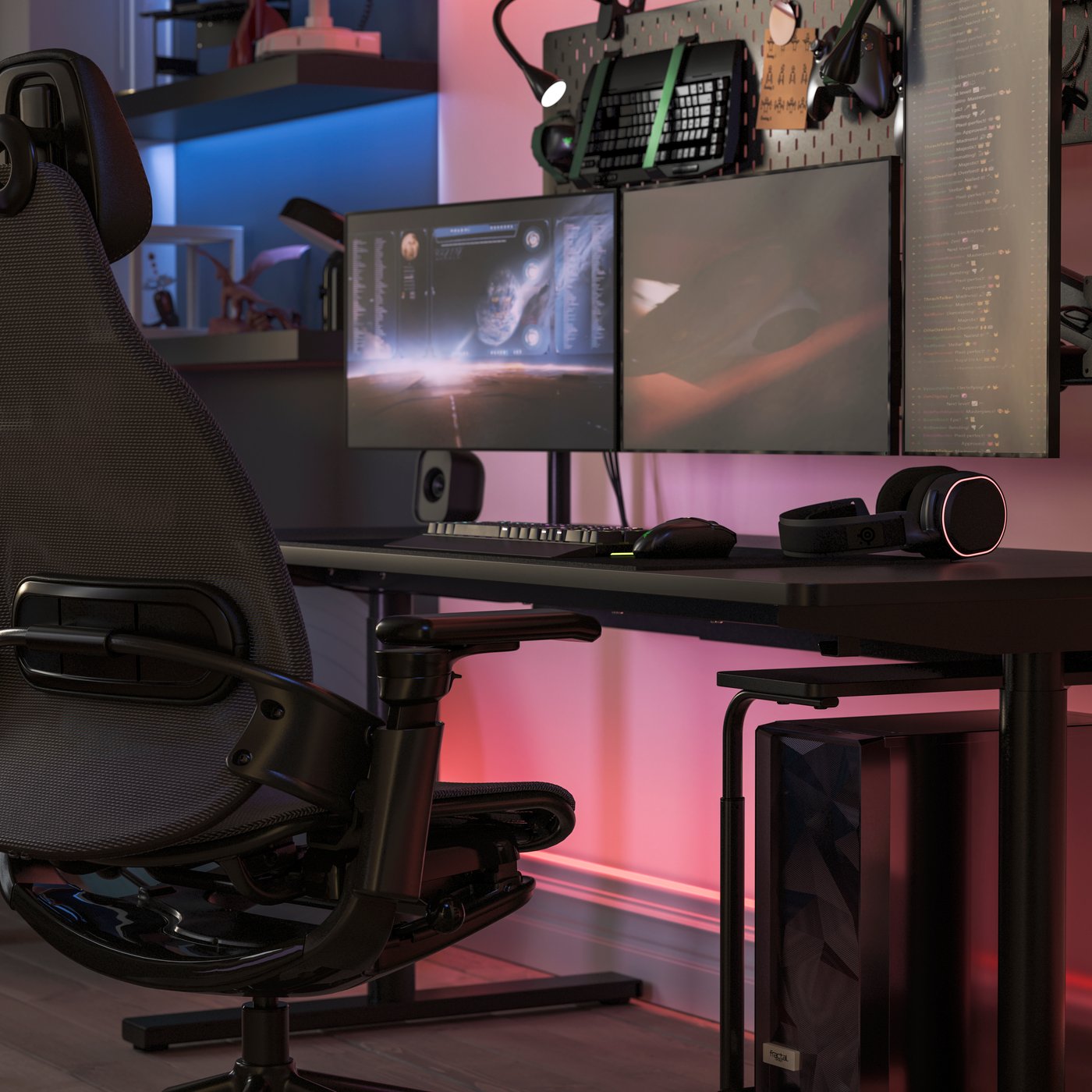 A BÄSTBOLL gaming chair is at a MÅLOMRÅDE gaming desk. NÄVLINGE clamp spotlights and gaming gear are attached to the desk.