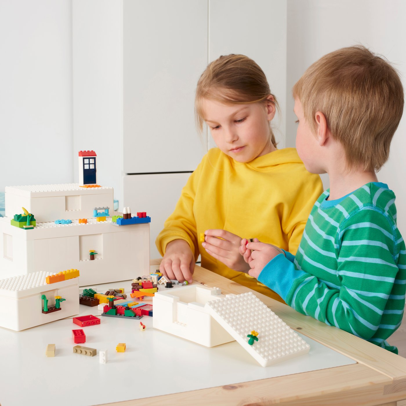 Dvoje dece igra se BYGGLEK LEGO® kockama.