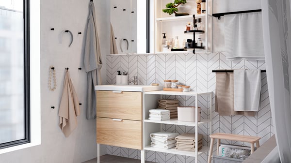 A light beige VÅGSJÖN hand towel in the bathroom