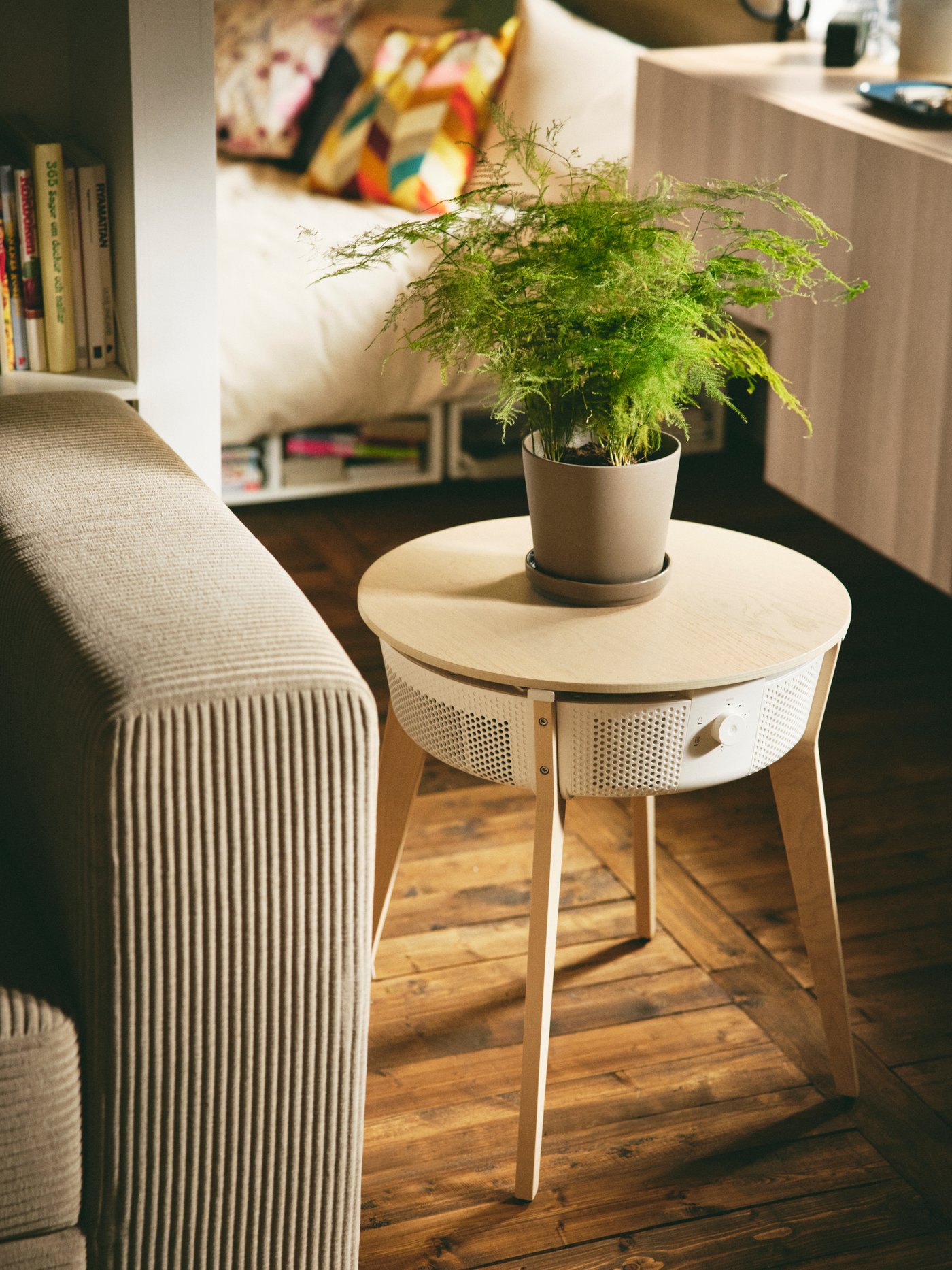 Ein smart Luftreiniger steht in einem Zuhause