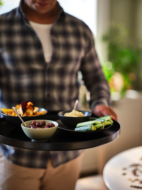 A matt dark grey FÄRGKLAR bowl in the dining room