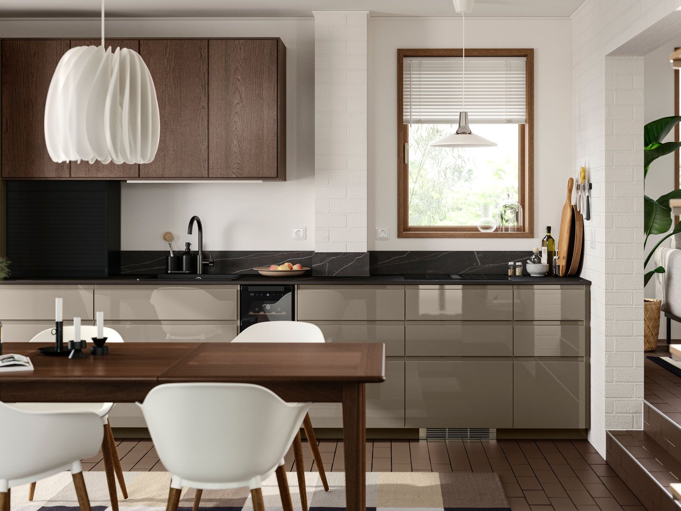 Bela kuhinja s podnim ormarićima s tamnosivo-smeđim VOXTORP frontovima visokog sjaja i zidnim ormarićima sa SINARP frontovima.