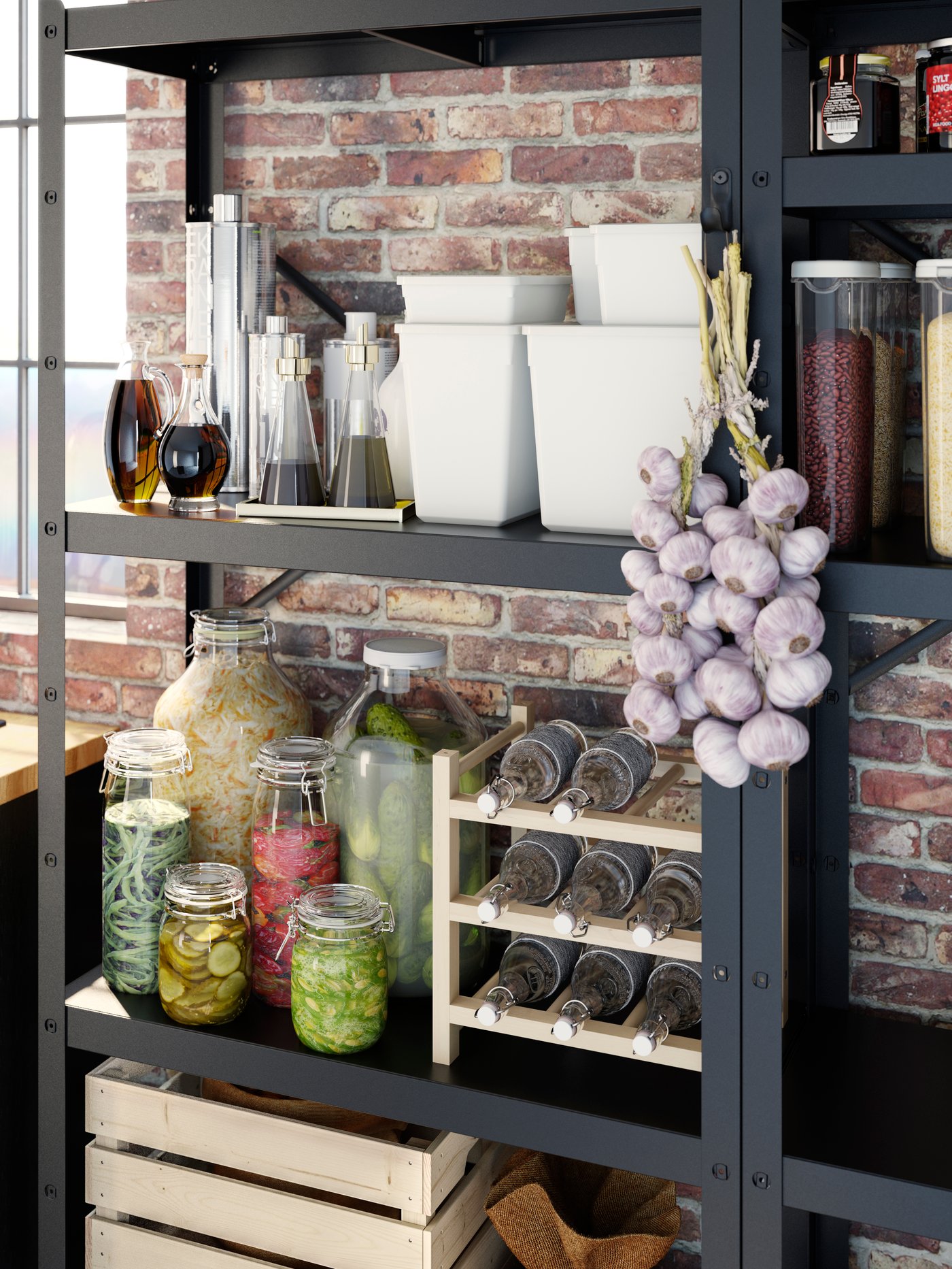 Une armoire de réserve bien organisée présente des bocaux en verre remplis de légumes marinés, un porte-épices et diverses bouteilles et contenants.