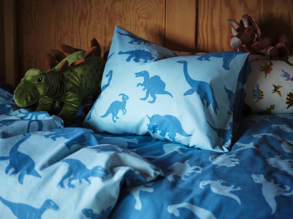 Un dinosaurio/estegosaurio de peluche JÄTTELIK en la habitación de los niños