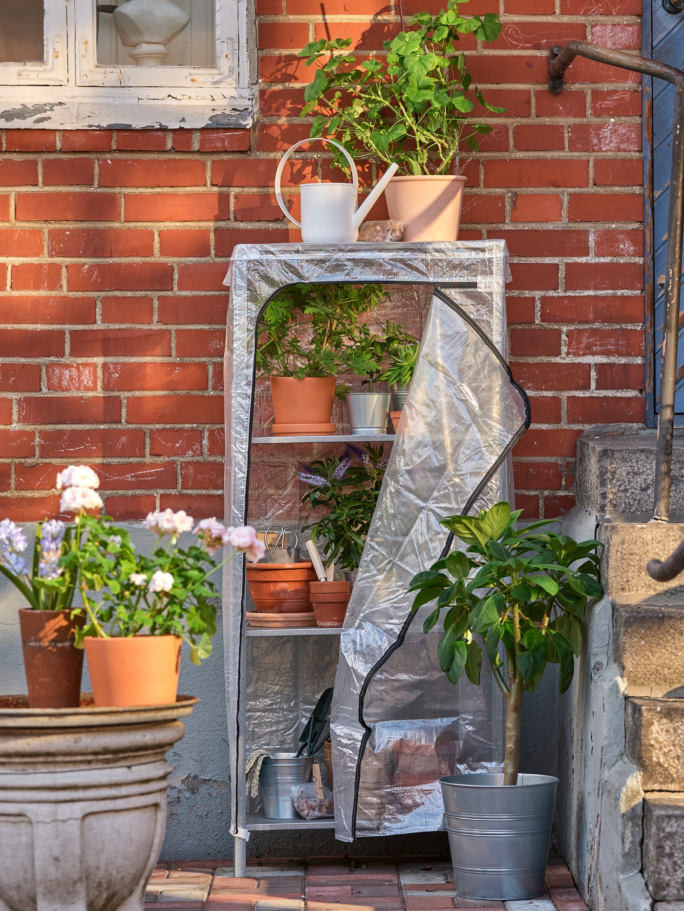 A white FÖRENLIG watering can outside