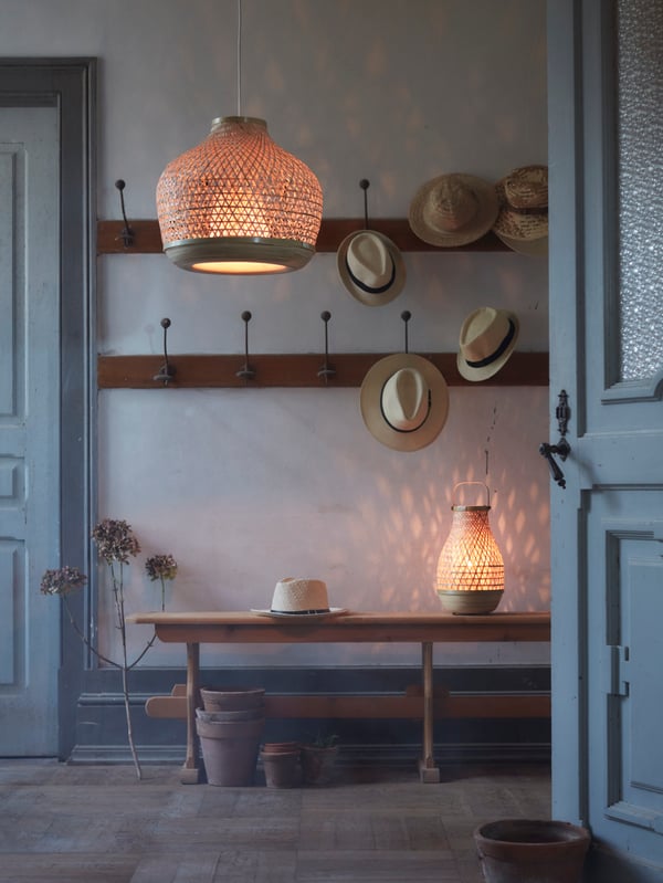 Tissée en bambou, la suspension et la lampe de table MISTERHULT créent une atmosphère chaleureuse et accueillante dans un couloir.