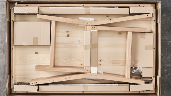 Ett bild som visar ett platt paket från IKEA