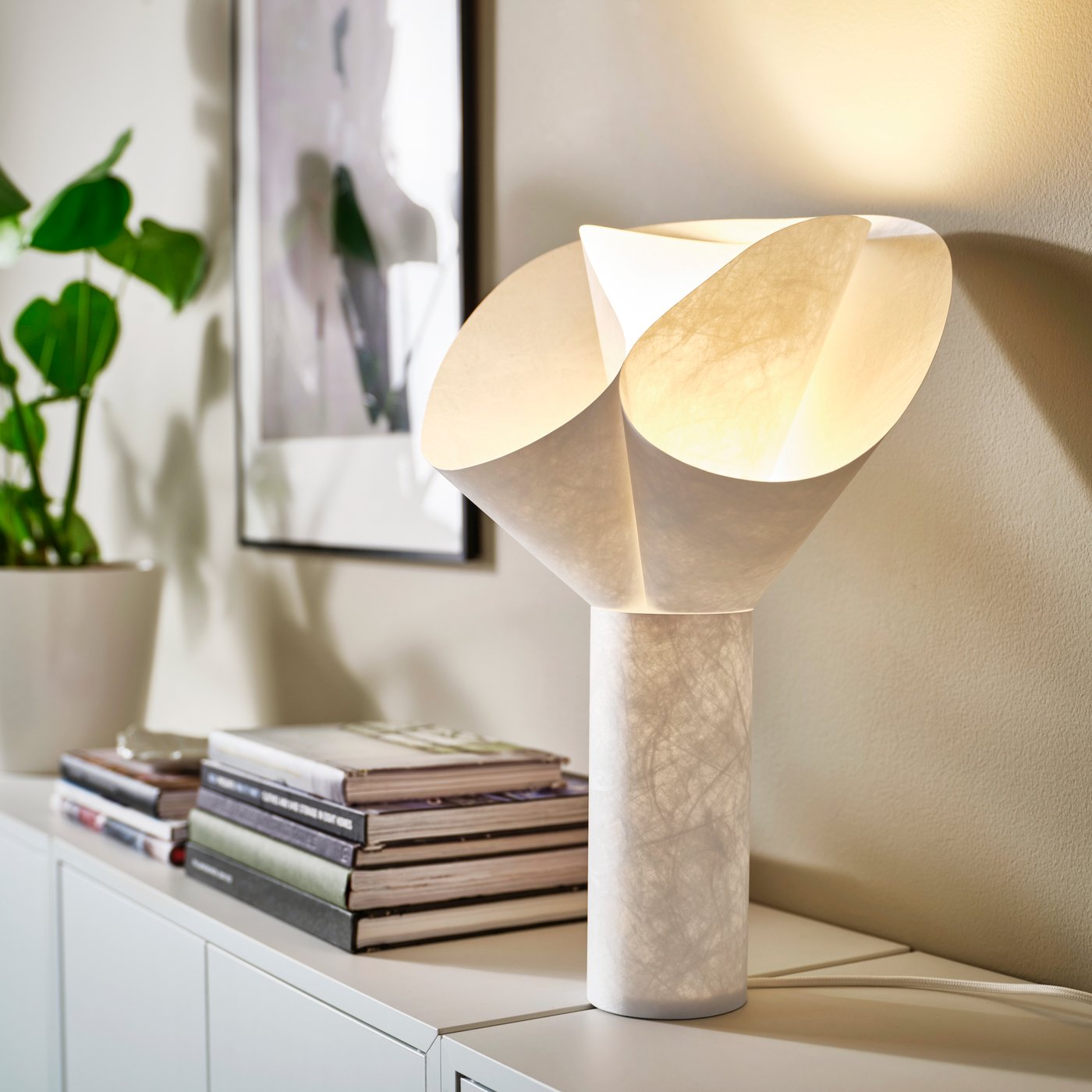 A white BÄCKNATE table lamp in the living room