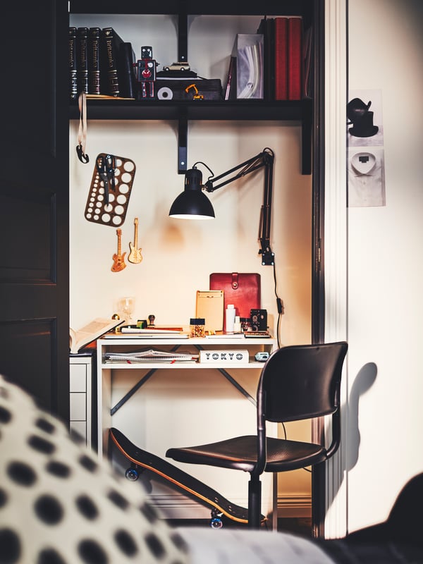 Una habitación juvenil con un escritorio TORALD y una silla de escritorio SMÄLLEN negra.