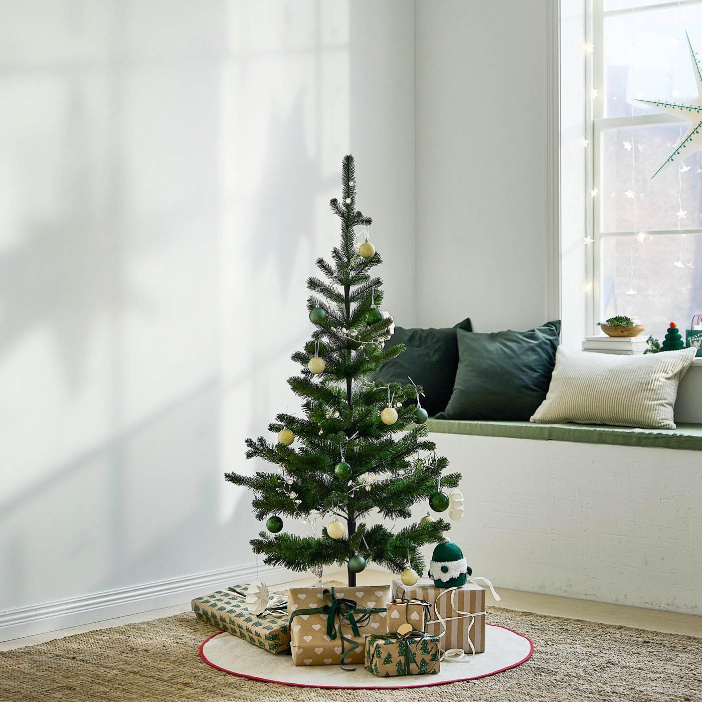 Des cadeaux de Noël emballés au naturel sous un petit sapin