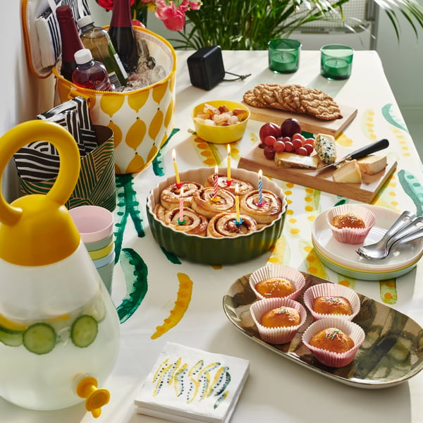 Une table festive avec des pâtisseries, des boissons et des décorations.