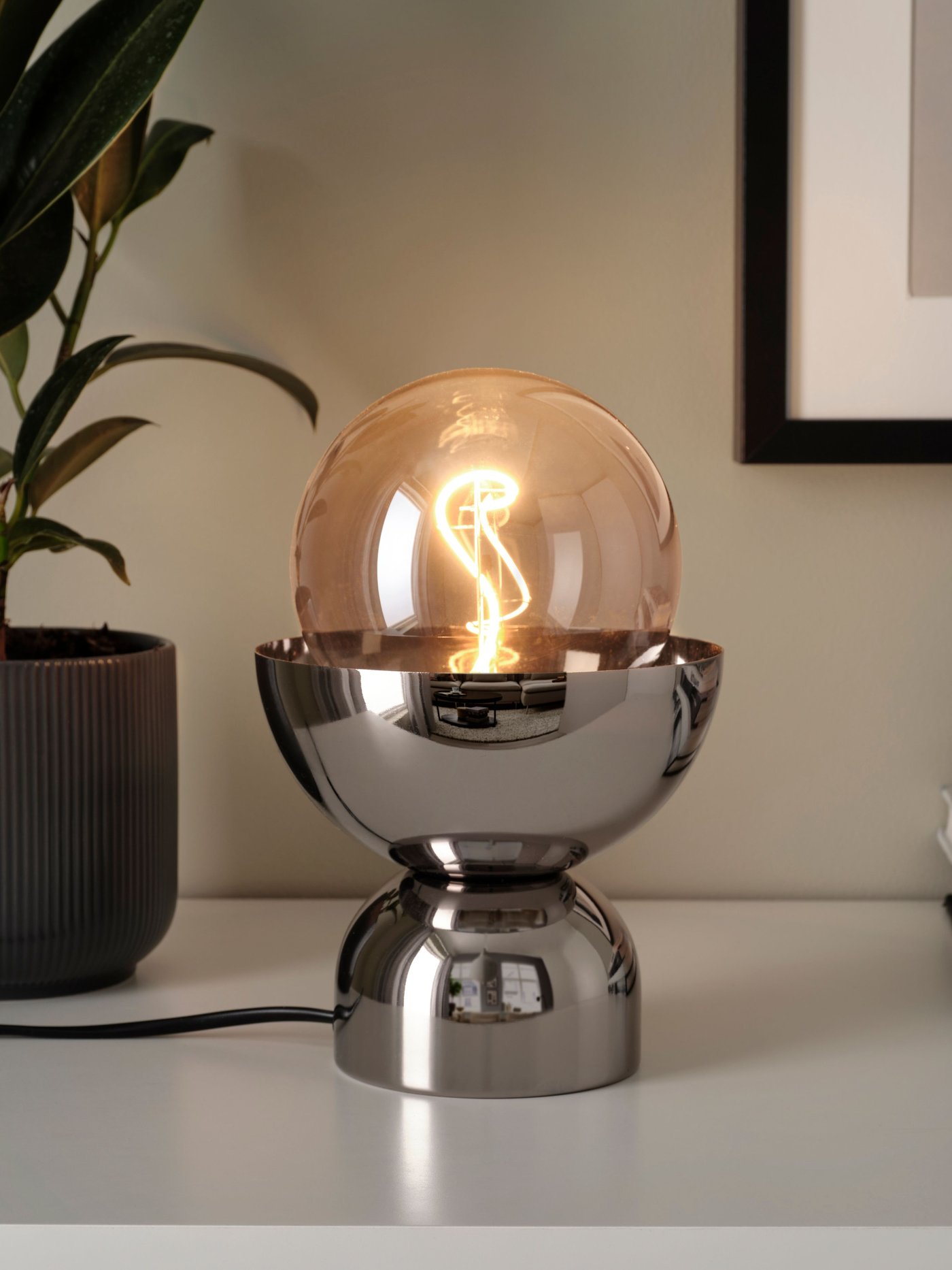 En nickelfärgad ACKJA skrivbordslampa.