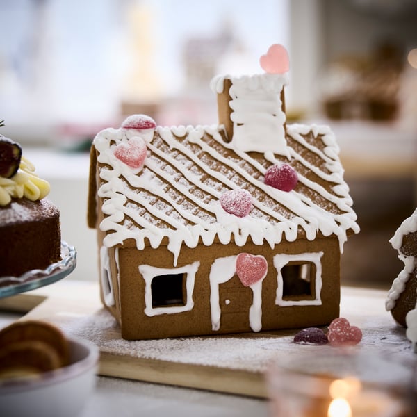 Lebkuchenhäuser, die gerade dekoriert werden.