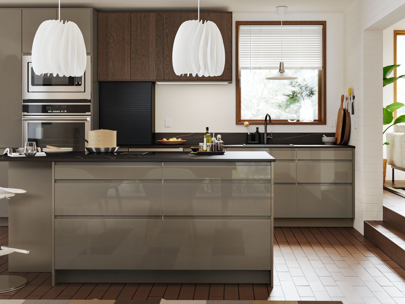 Cuisine blanche équipée d’un grand îlot de cuisine et d’armoires aux façades ultra brillantes VOXTORP gris-brun foncé et SINARP brunes.