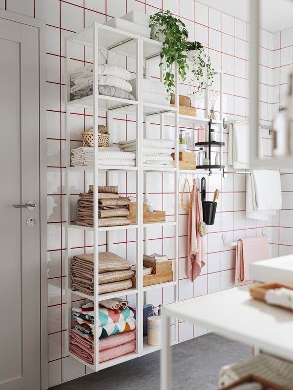 A light pink VÅGSJÖN bath sheet in the bathroom