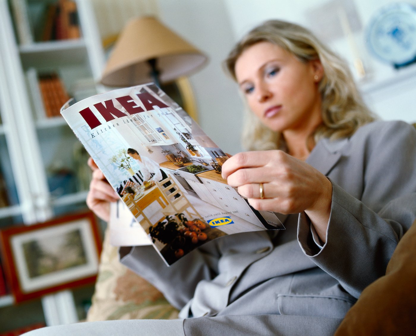 Une femme en train de lire une brochure IKEA