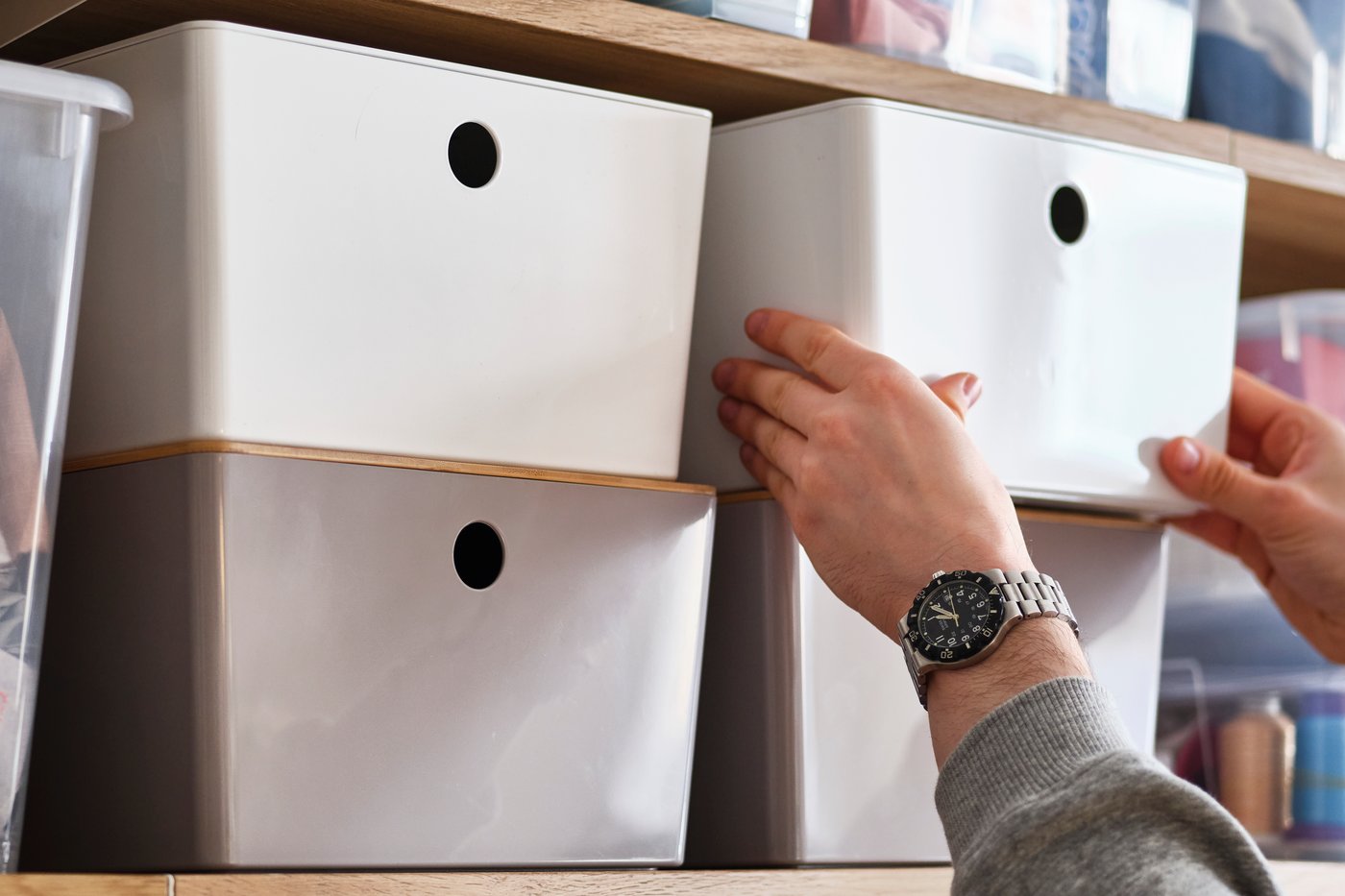 A white KUGGIS box with lid in the NA