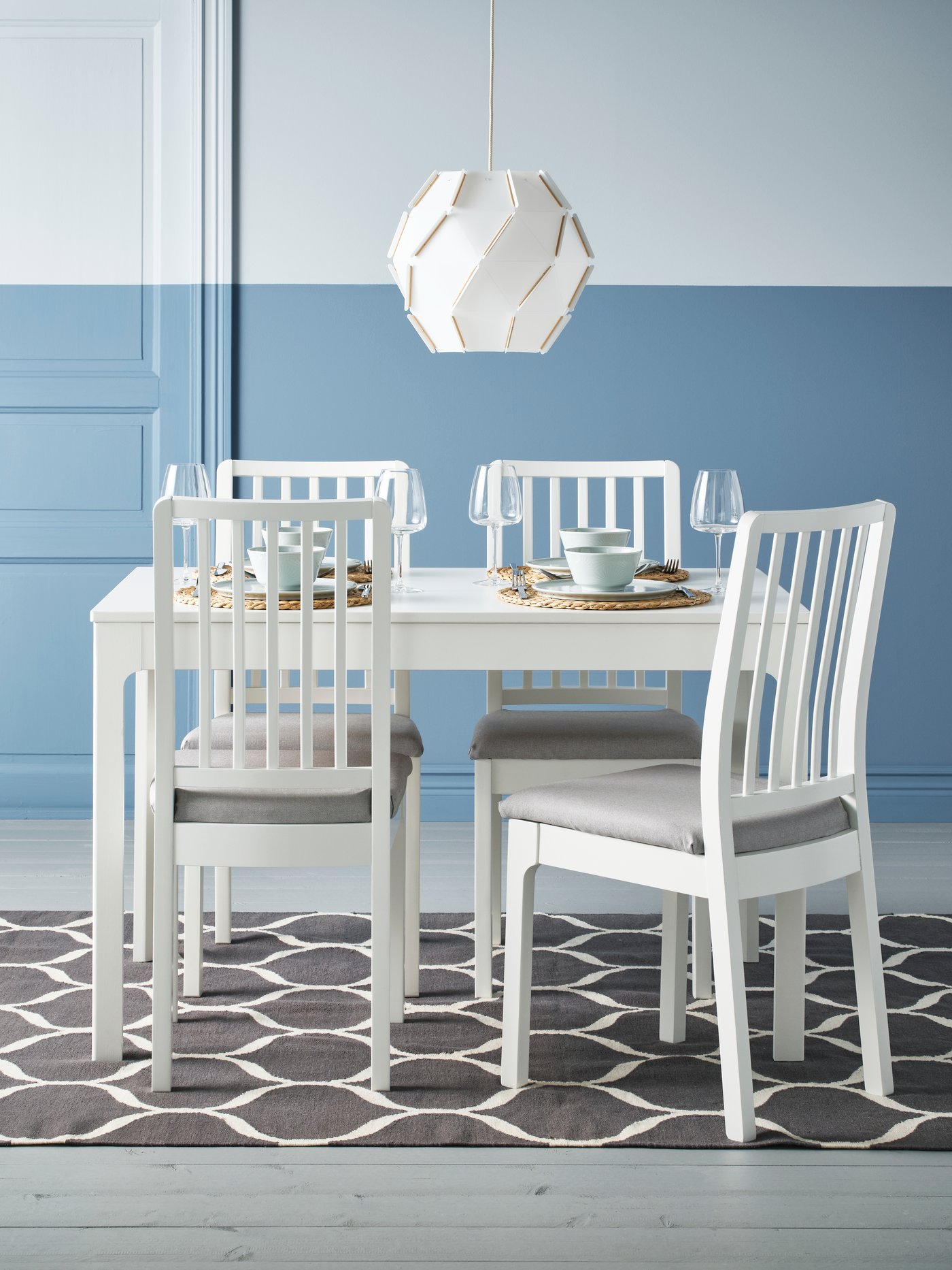 A round SJÖPENNA pendant lamp in the dining room