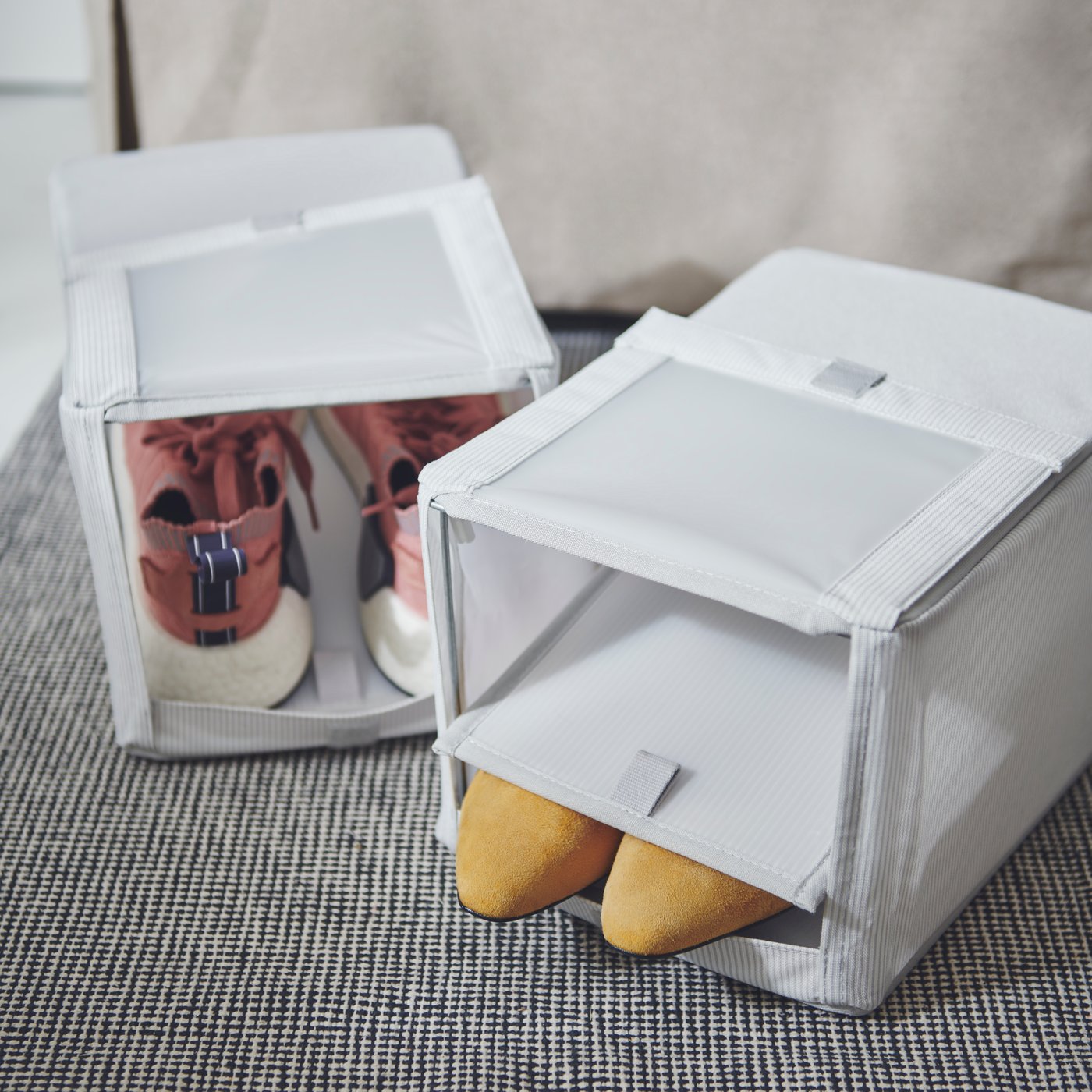 A strip of fabric/white/grey HEMMAFIXARE shoe box