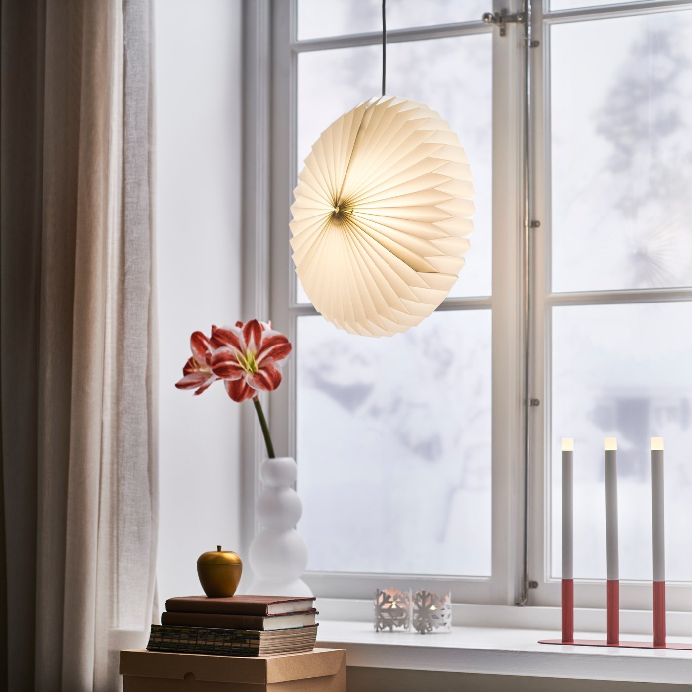 Een witte STRÅLA lampenkap met 3D-vormen