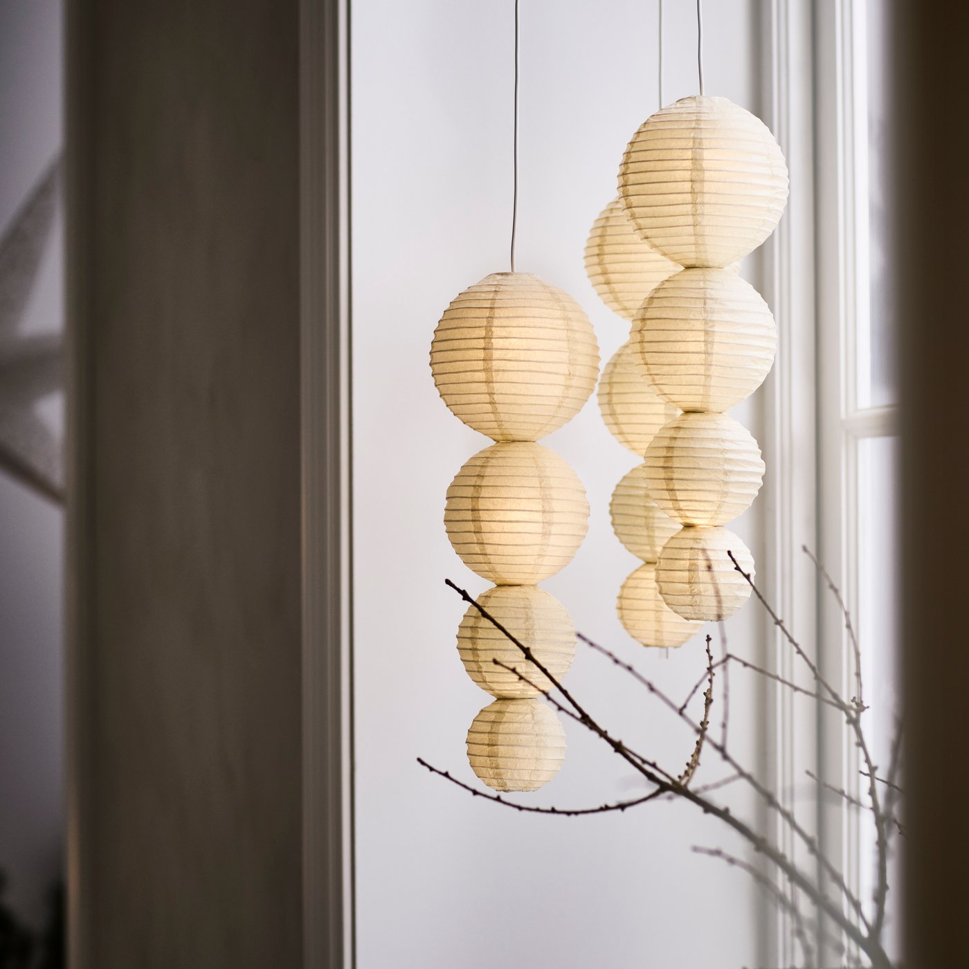 Une suspension décorative STRÅLA LED sphérique, alimentée par batterie/blanche