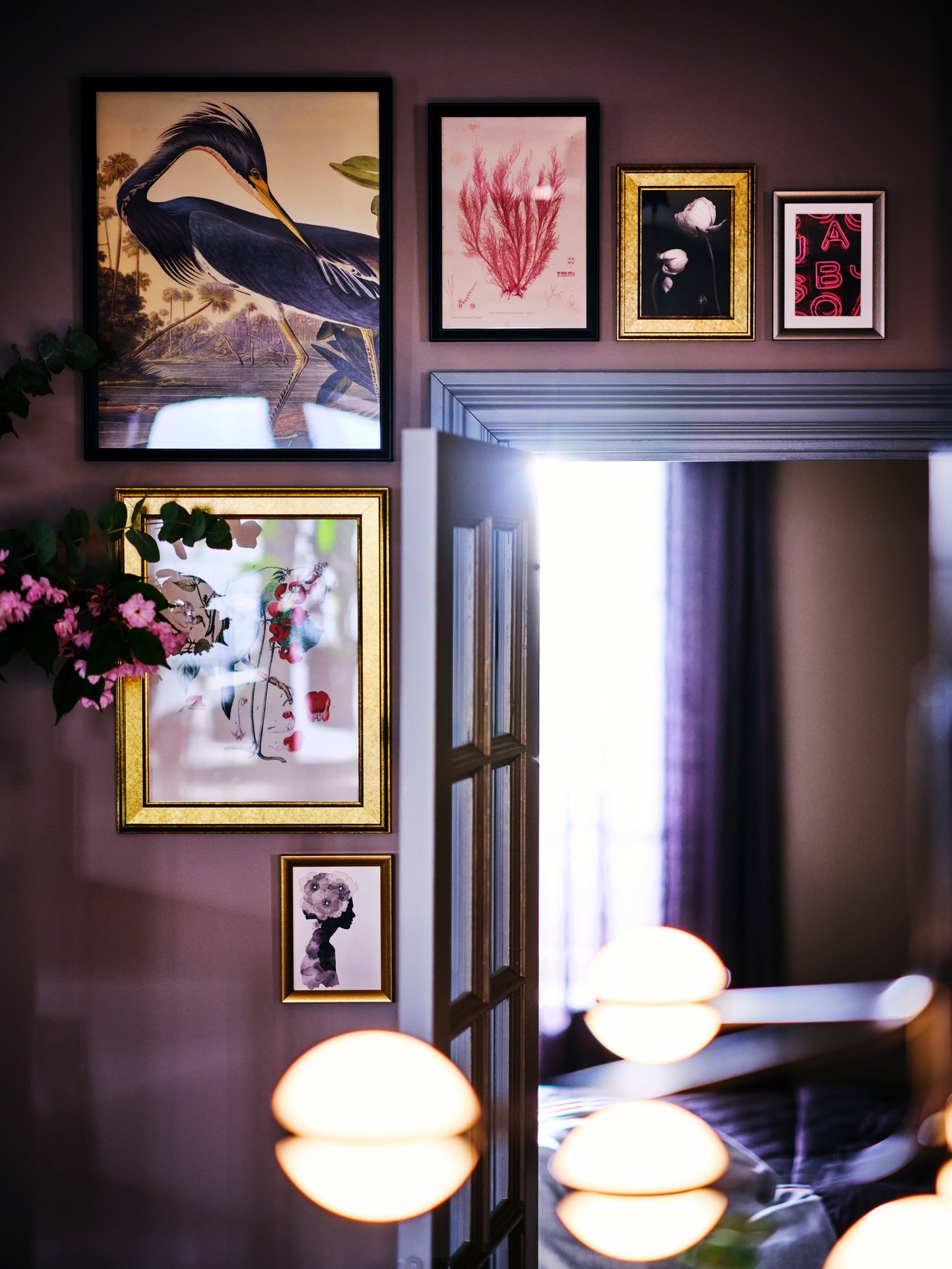 A silver-colour SILVERHÖJDEN frame in the hallway