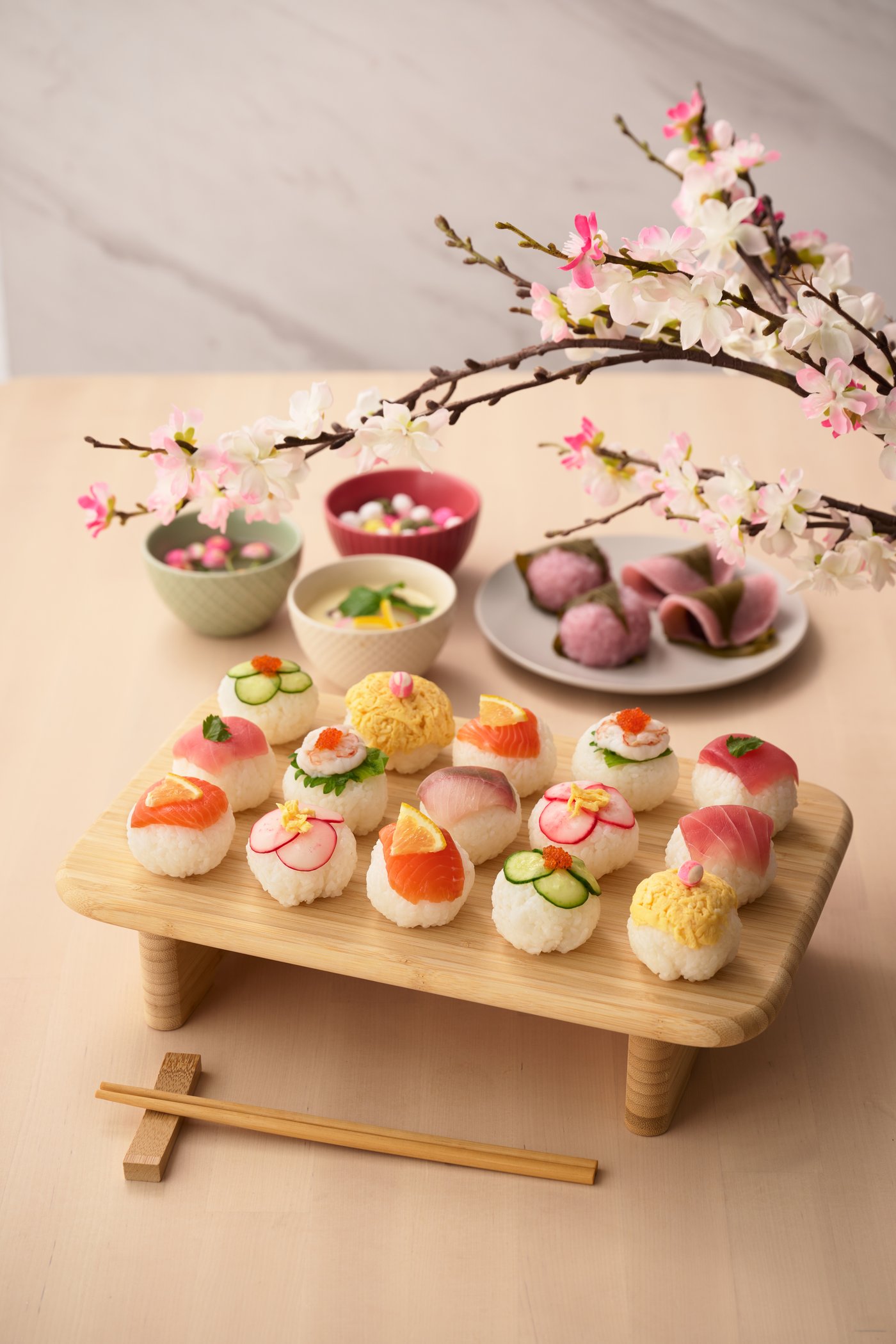 A bamboo TEJSTEFISK chopstick holder in the NA