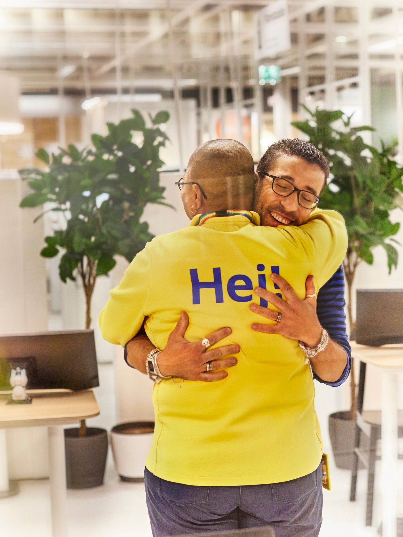 Unas personas de IKEA dando un abrazo