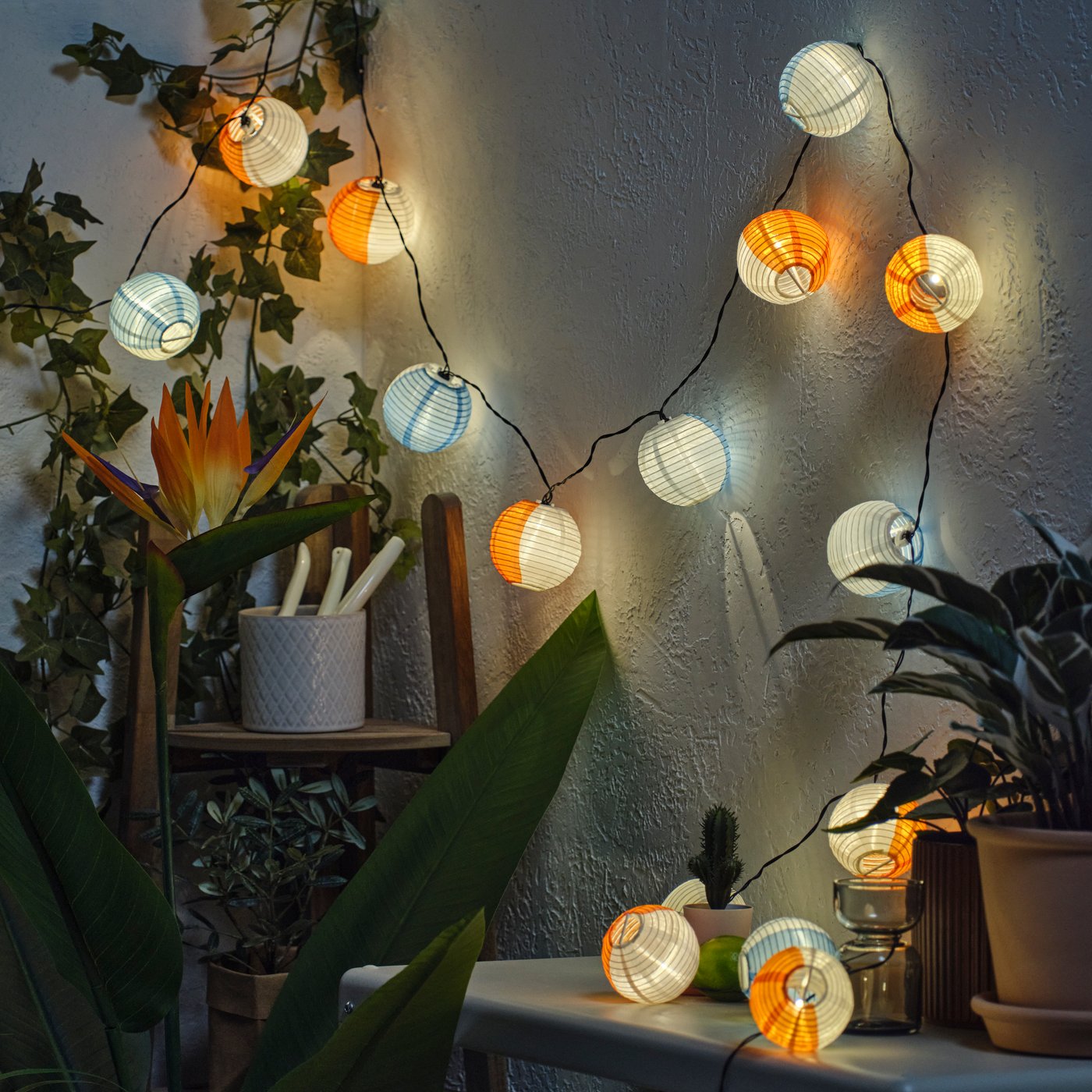 Eine solarbetriebene, mehrfarbige SOLVINDEN LED-Lichterkette für den Aussenbereich mit 24 Lichtern