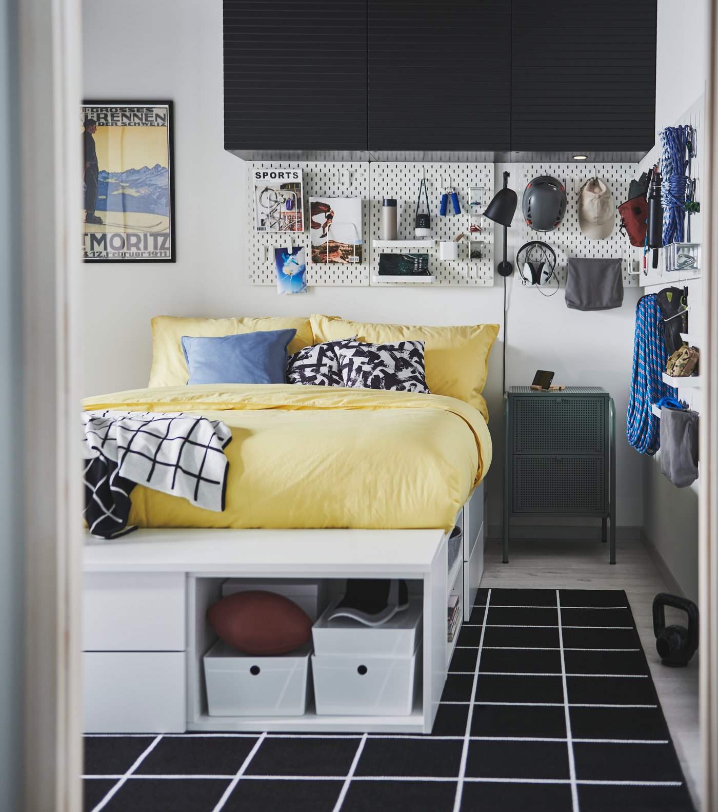 A light yellow ÄNGSLILJA quilt cover and 2 pillowcases in the childrens room